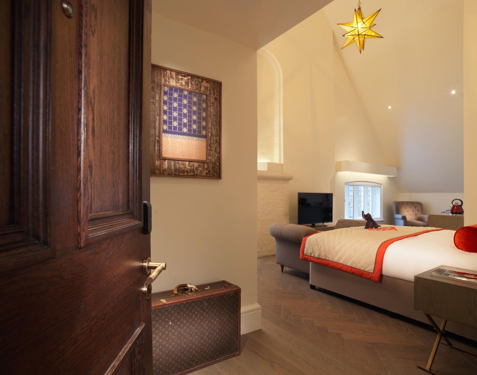 Отель The Lalit Лондон Номер фото A room at the hotel