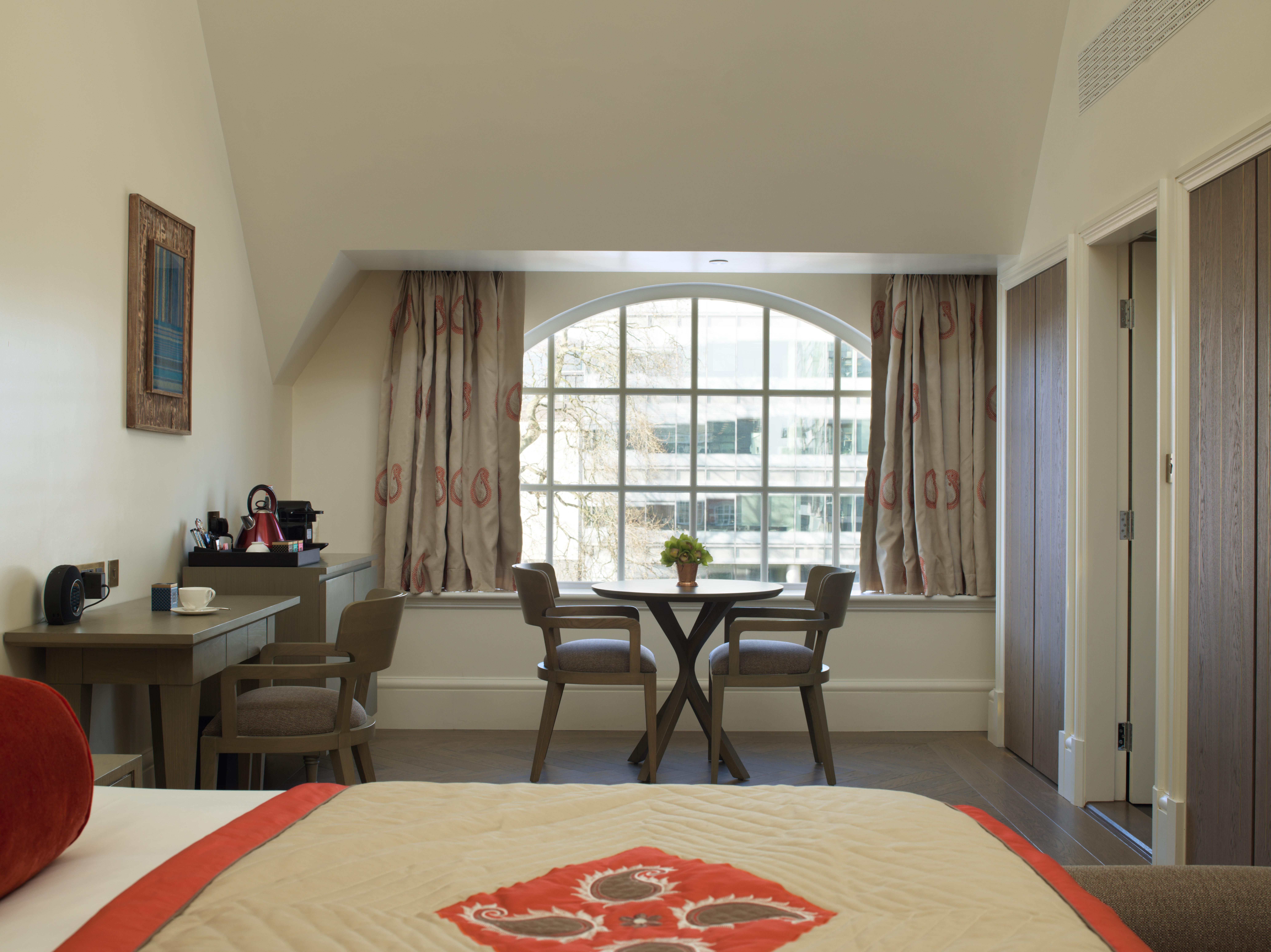 Отель The Lalit Лондон Номер фото A room at the hotel