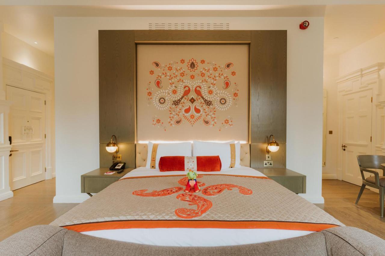 Отель The Lalit Лондон Экстерьер фото A bedroom at the Taj Mahal Palace