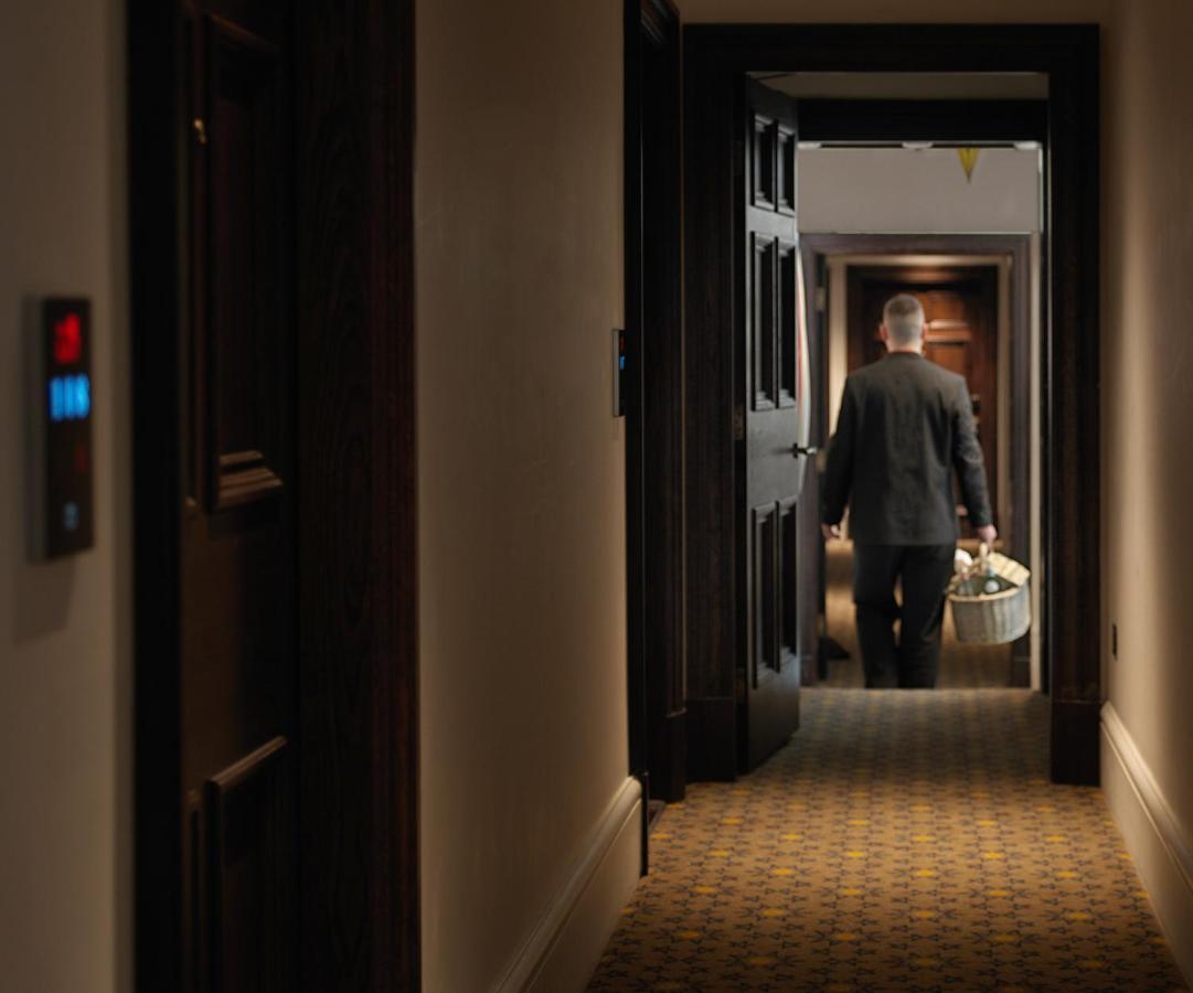 Отель The Lalit Лондон Экстерьер фото A room service employee delivers room service to a guest room