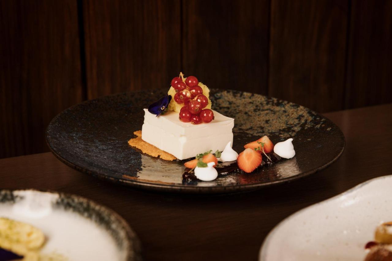 Отель The Lalit Лондон Экстерьер фото A cheesecake