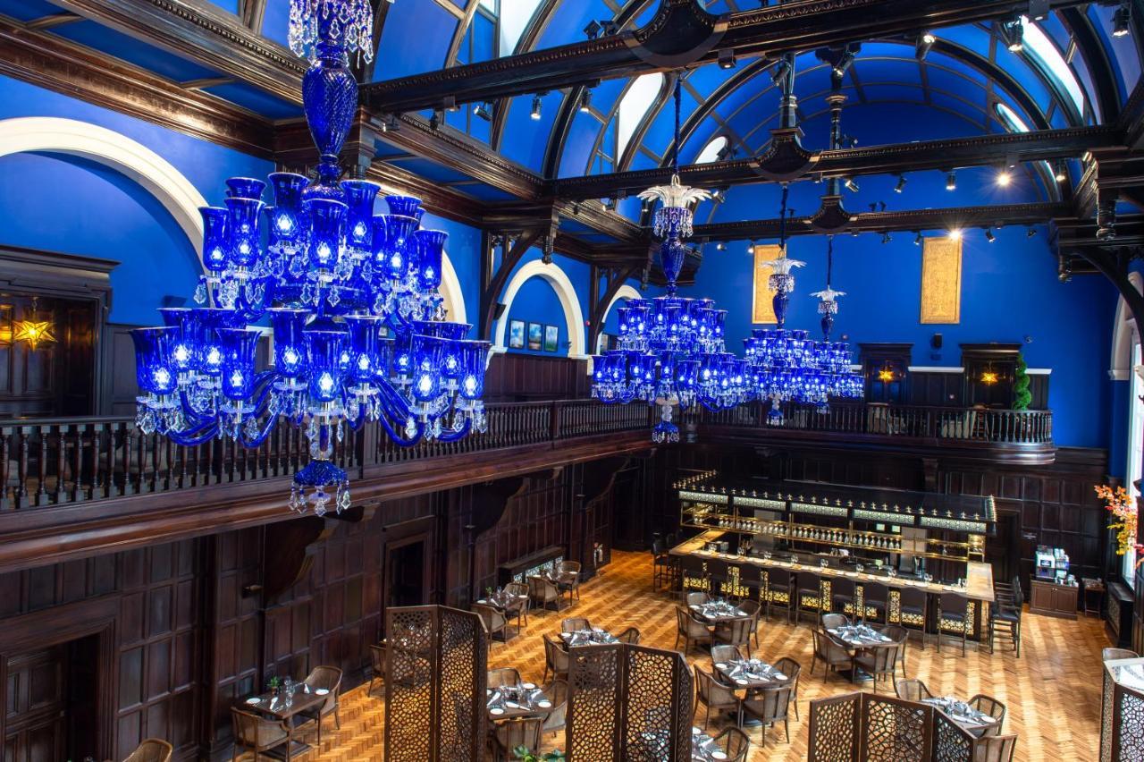 Отель The Lalit Лондон Экстерьер фото The interior of Blue Water