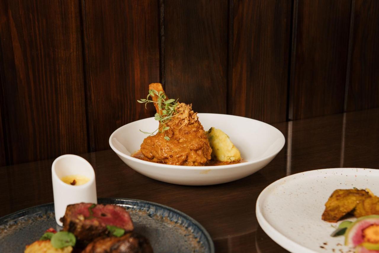 Отель The Lalit Лондон Экстерьер фото A plate of chicken 65