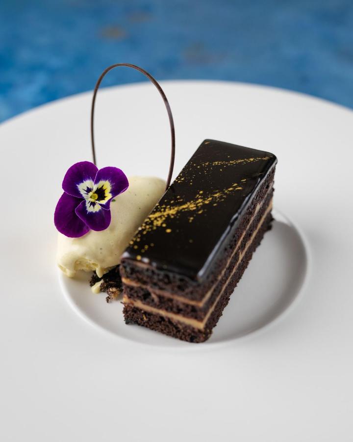 Отель The Lalit Лондон Экстерьер фото A chocolate cake