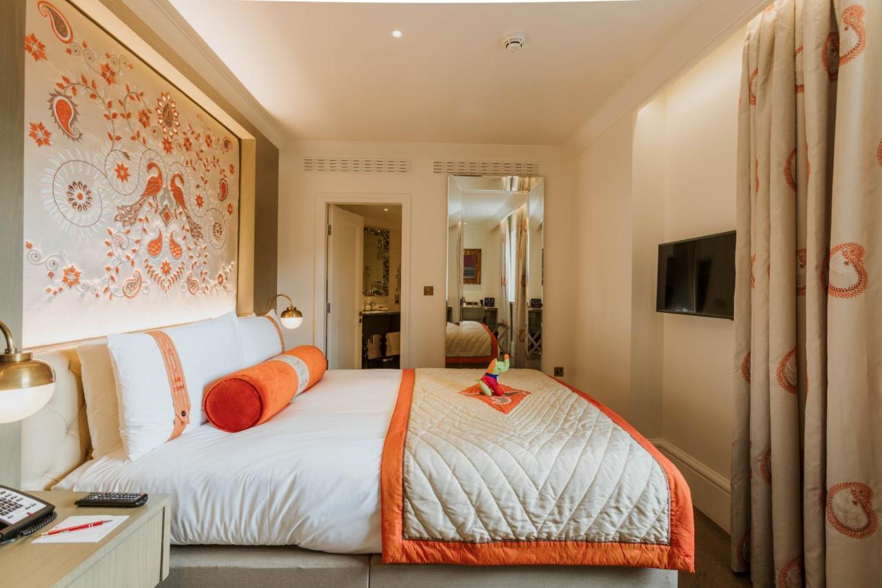 Отель The Lalit Лондон Экстерьер фото A bedroom at the Mandarin Oriental London