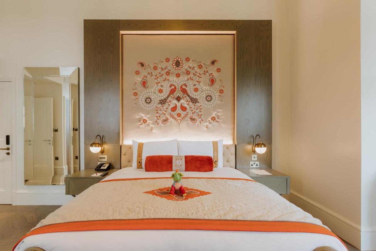 Отель The Lalit Лондон Экстерьер фото A bedroom at the Taj Mahal Palace