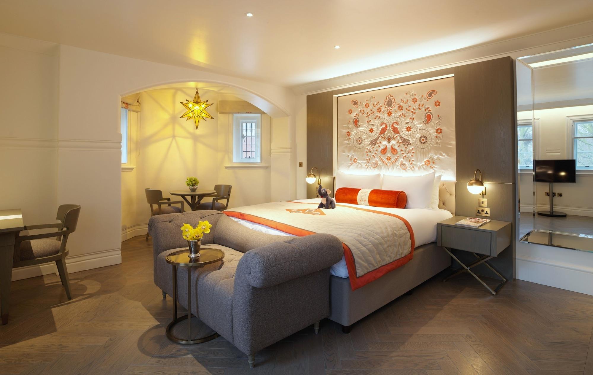 Отель The Lalit Лондон Экстерьер фото A bedroom at The Ivy Collection