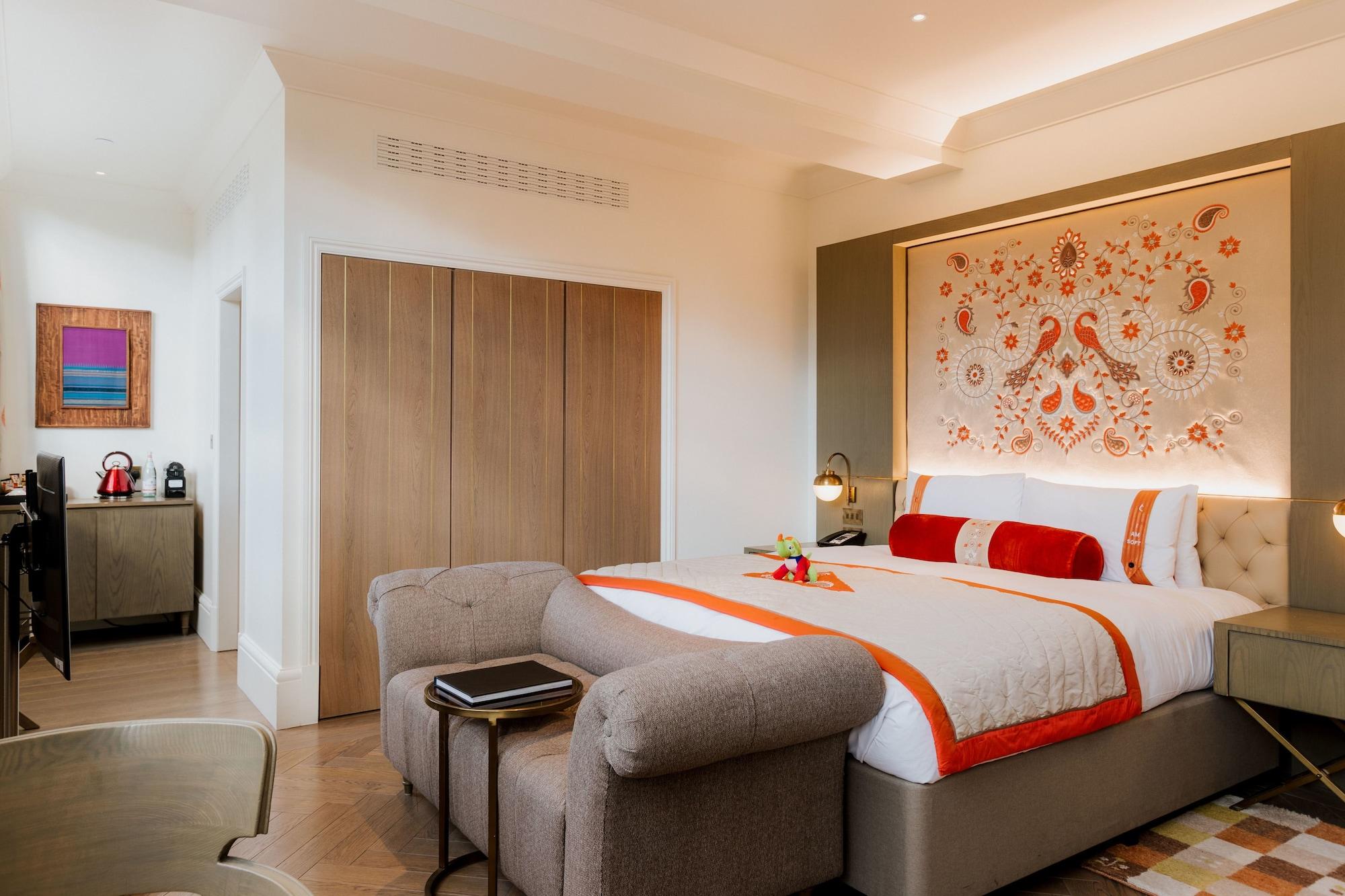 Отель The Lalit Лондон Номер фото A bedroom at the hotel