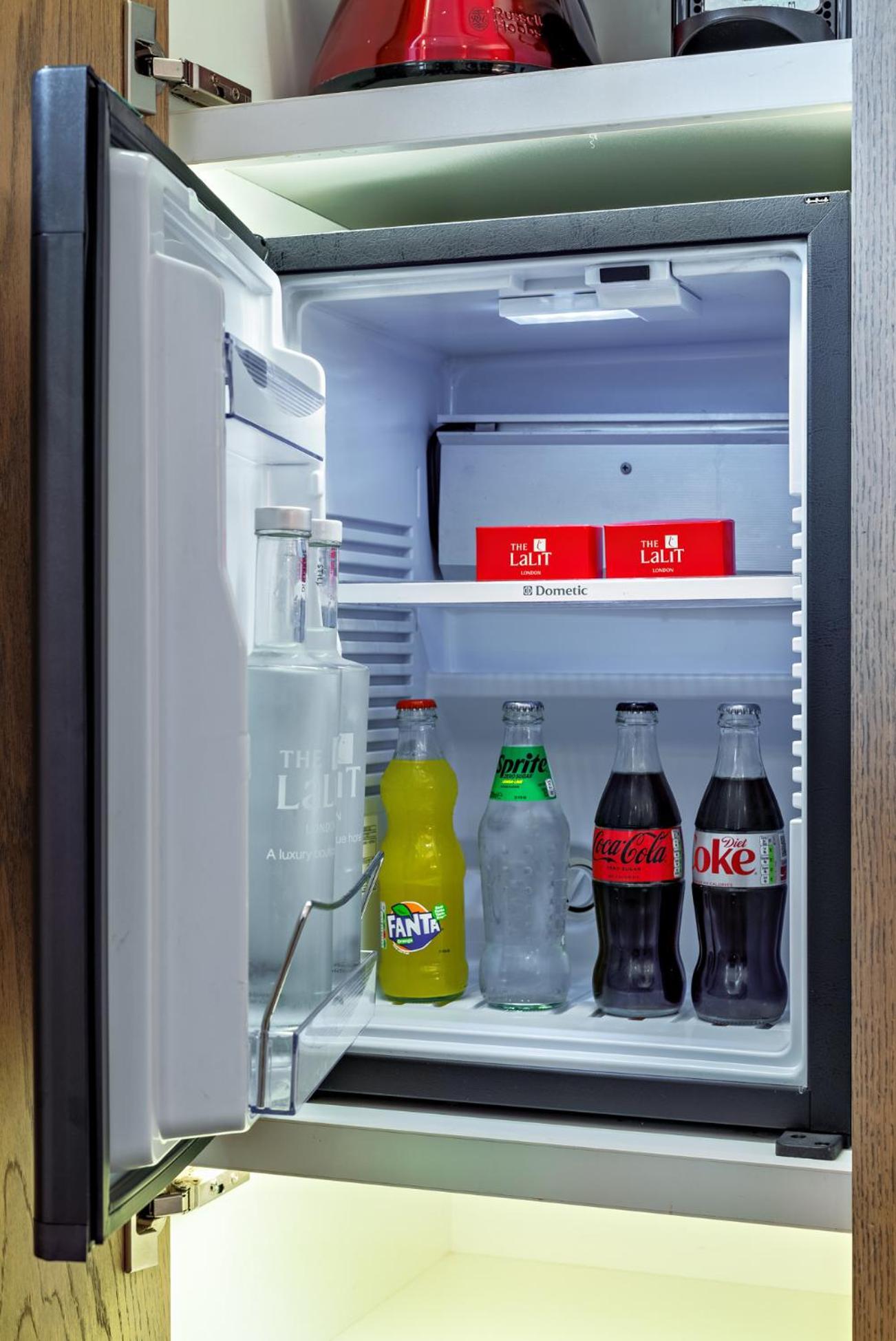 Отель The Lalit Лондон Экстерьер фото A typical hotel mini-bar