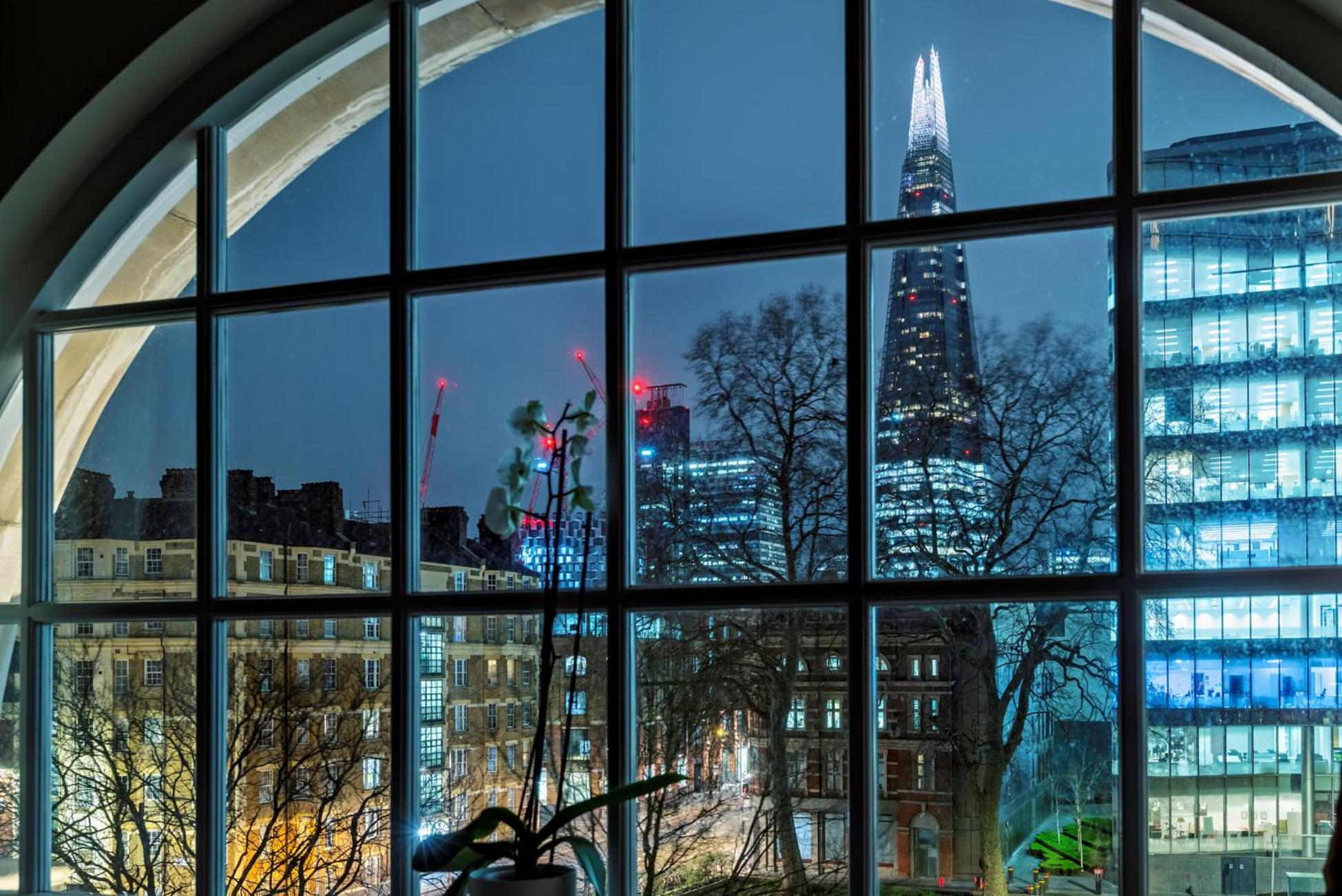 Отель The Lalit Лондон Экстерьер фото The Shard, London
