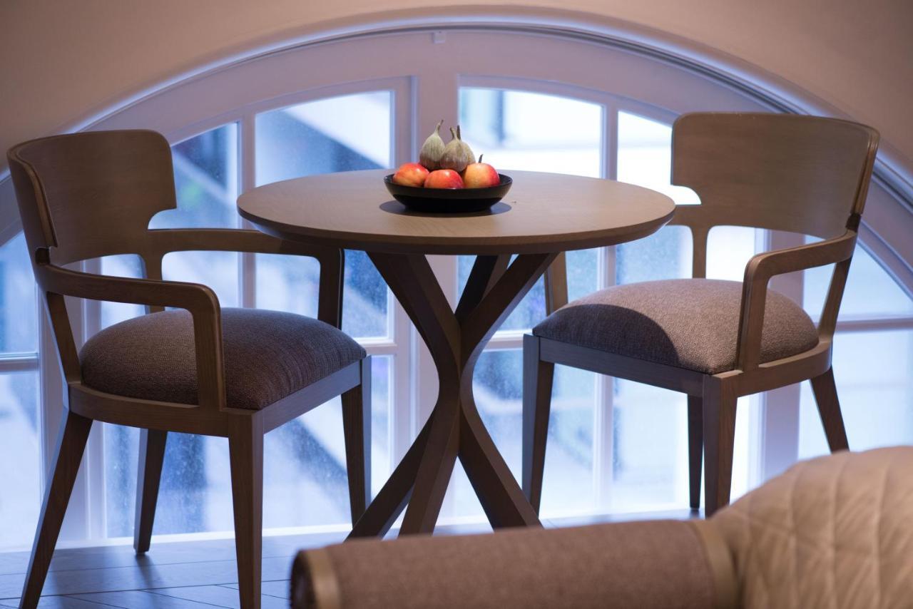 Отель The Lalit Лондон Номер фото A table and two chairs