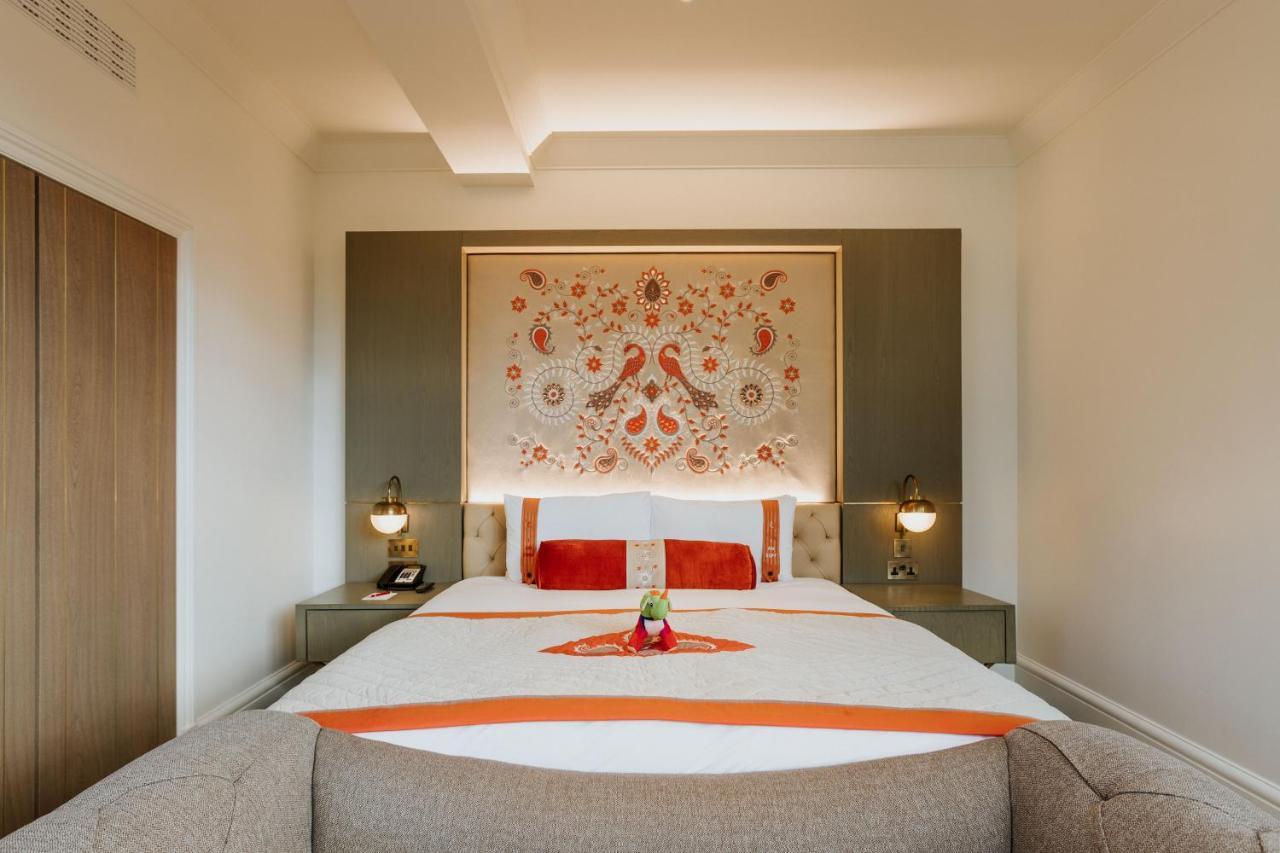 Отель The Lalit Лондон Экстерьер фото A bedroom at the Taj Mahal Palace