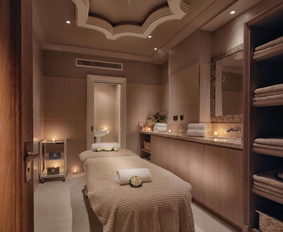 Отель The Lalit Лондон Экстерьер фото A treatment room at the spa
